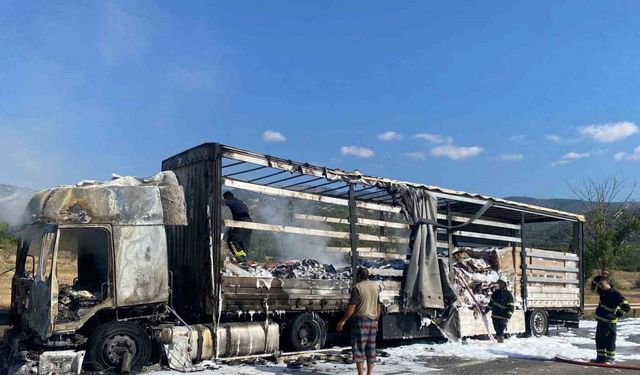 D100’de seyir halindeki tır alev alev yandı