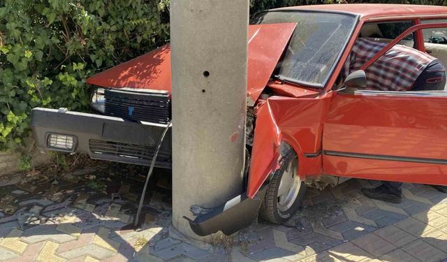 Fiat Tofaş otomobil önce araca, ardında beton direğe çarptı