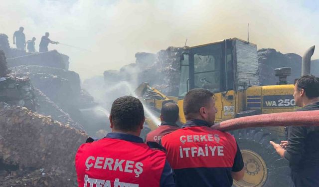 Kağıt fabrikasının hammadde deposunda korkutan yangın