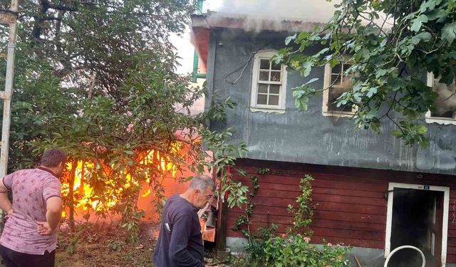 Kastamonu’da çıkan yangında ev ve samanlık küle döndü