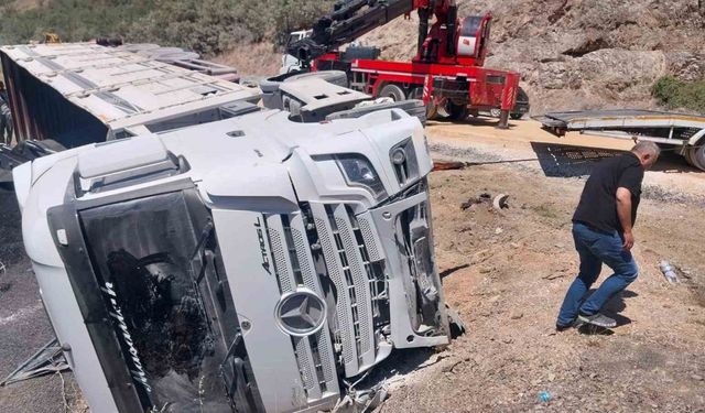 Mudurnu’da Kömür Yüklü Tır Devrildi