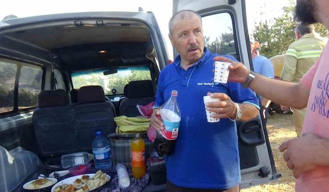 Köylü çiftten yangın söndürme ekiplerine yemek desteği
