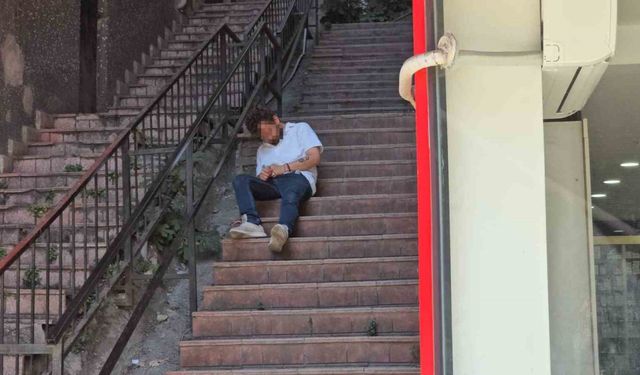 Merdivenlerde baygın bulunan kişi hastaneye kaldırıldı