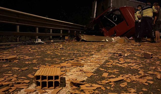 Hurdaya Dönen Tırdan Sürücü Sağ Çıktı