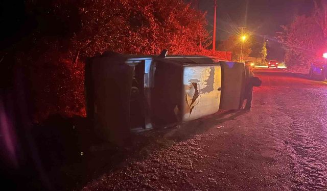 Tofaş Fiat otomobil yan yattı, sürücü olay yerinden kaçtı