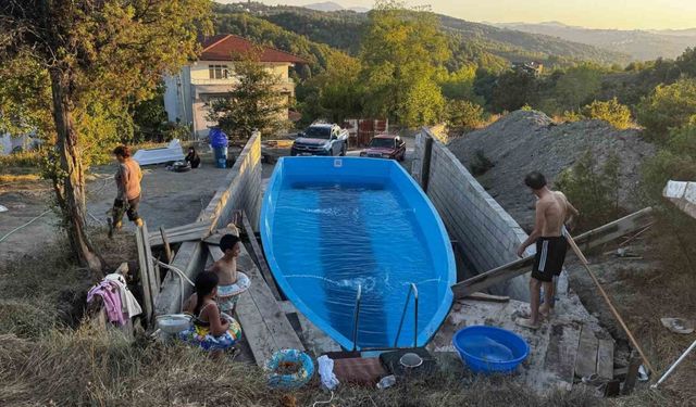 Yattan köydeki evinin bahçesine havuz yaptı