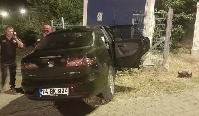 Zonguldak’ta kontrolden çıkan otomobil trafoya çarptı