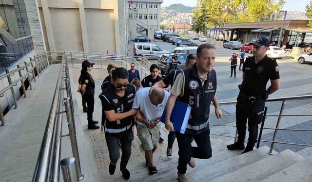 300 Kişiyi 15 Milyon Lira Dolandıran Çift Yakalandı