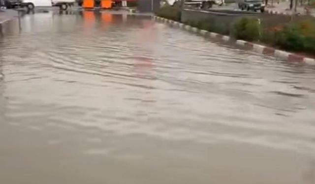 Bartın’da sağanak etkili oldu, caddeler nehre döndü