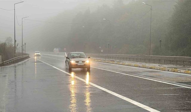 Bolu Dağı’nda sis ve sağanak görüş mesafesini düşürdü