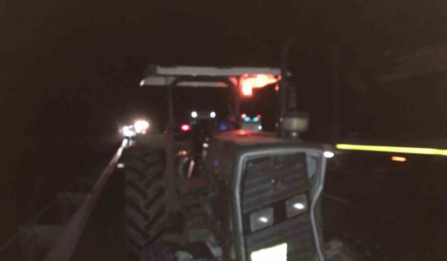 Kastamonu’da otomobil, kum yüklü traktöre çarptı