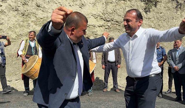 Köy yolu asfaltlandı, köylülüler çiftetelli oynadı