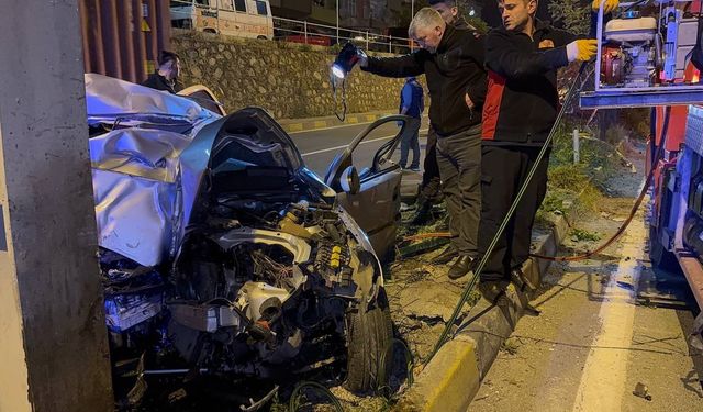Üst geçidin ayağına çarpan otomobil hurda yığınına döndü