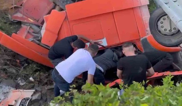 Zonguldak-Ereğli kara yolunda tır devrildi: 1 yaralı