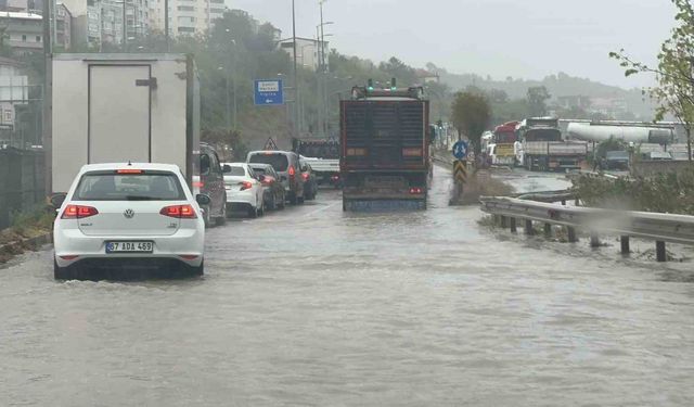 Zonguldak’ta şiddetli yağış ulaşımı aksattı