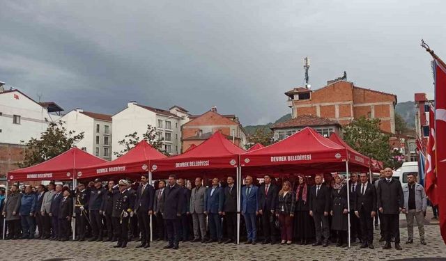 29 Ekim kutlamaları çelenk sunumu ile başladı