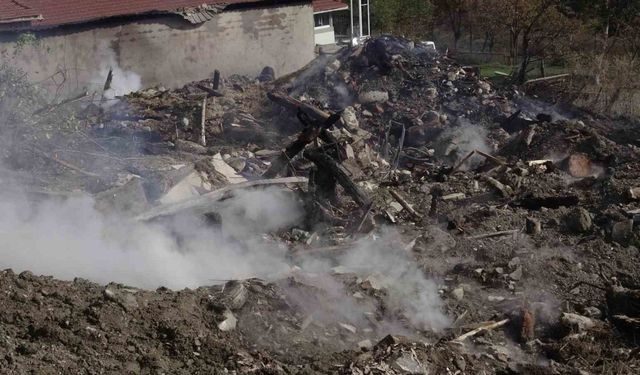 6 ev ve 1 samanlık küle dönmüştü