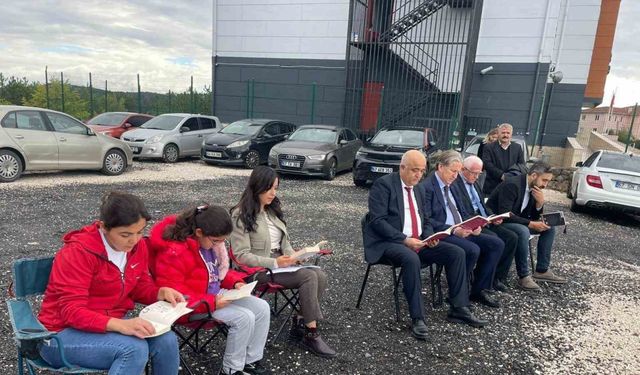 Alaplı’da ağaç gölgesinde kitap okuma etkinliği