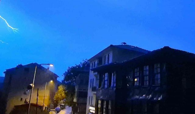 Bartın’da şimşekler geceyi aydınlattı