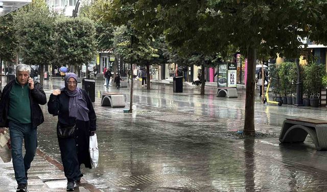 Bolu’da şemsiyesiz kalanlar tentelere sığındı