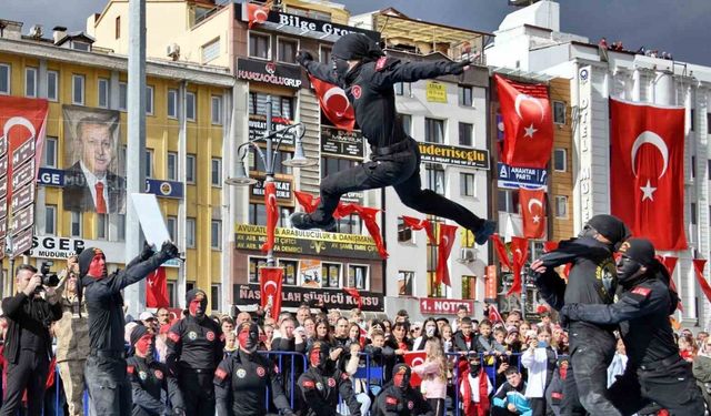 Komandolardan Nefes Kesen Cumhuriyet Gösterisi