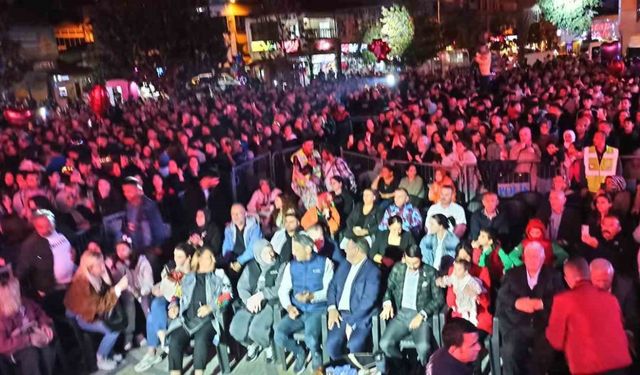 Halk konserinde Devrekliler Sevcan Orhan ile coştu