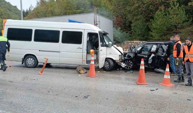 Karşı şeride geçen minibüsle otomobil kafa kafaya çarpıştı