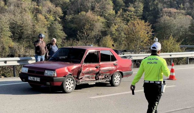 Amasra’da yolcu minibüsüyle otomobil çarpıştı