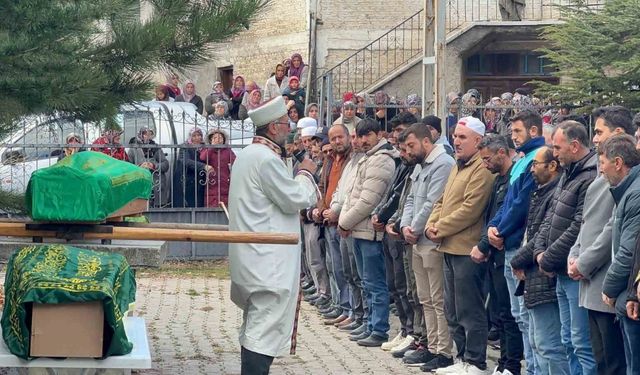 Anne ve kızları gözyaşlarıyla son yolculuğuna uğurlandı