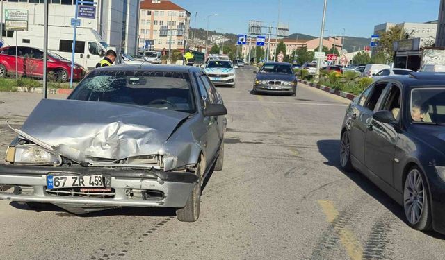Bartın’da kavşakta iki otomobil çarpıştı: 3 yaralı