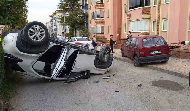 Çaycuma’da otomobil park halindeki araca çarptı: 3 yaralı