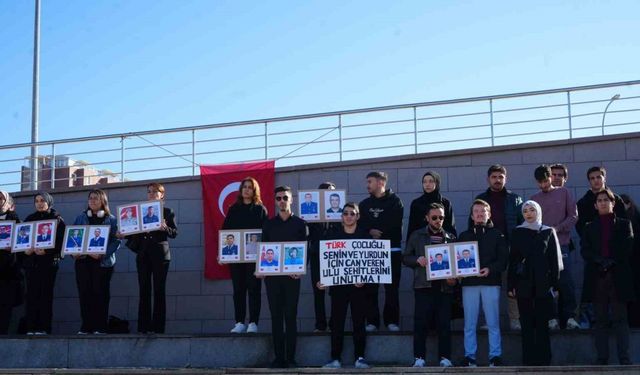 Üniversite öğrencileri şehitleri dualarla andı