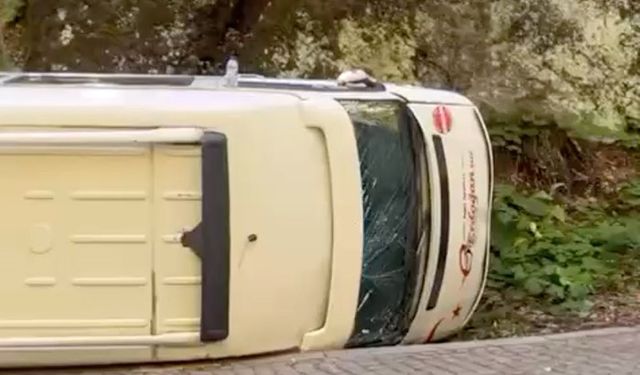 Yedigöller Milli Parkı’nda minibüs devrildi