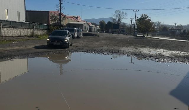 Alaplı Kapalı Pazar yerinde yağmur sonrası yol göle döndü