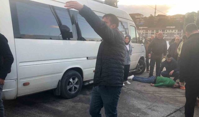 Karşıya geçerken düşen adam servis aracının altında kaldı