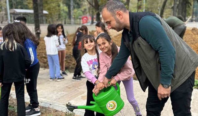Zonguldak’ta ilkokul öğrencileri fidan dikti
