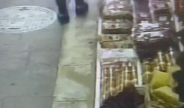 Tezgahtan ceviz çaldı, soğukkanlılıkla uzaklaştı