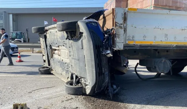 D100'de otomobil tıra arkadan çarptı: 1 ölü, 1 yaralı