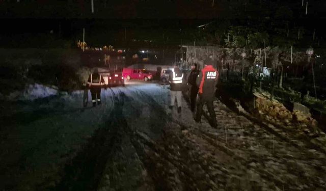 Bartın’da orman yolunda mahsur kalan çift kurtarıldı