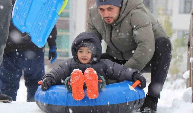 Bolu'da kar yağışının tadını çocuklar çıkardı