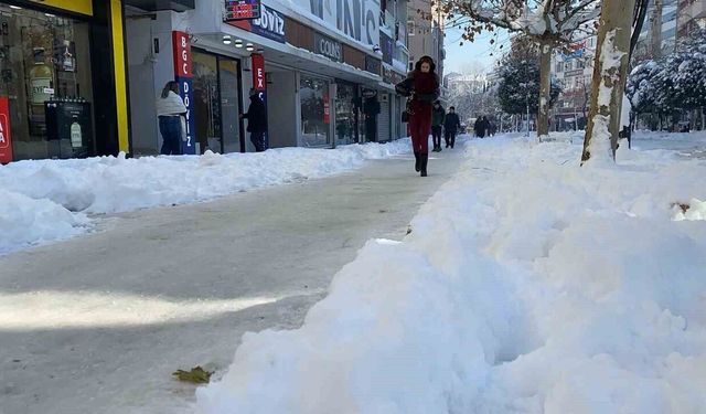 Bolu'da yollar buz tuttu, vatandaşlar zor anlar yaşadı