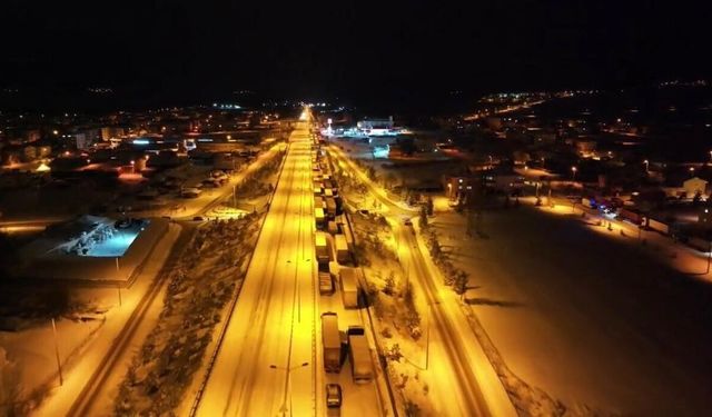 D-100 karayolunda kar çilesi: Araçlar mahsur kaldı