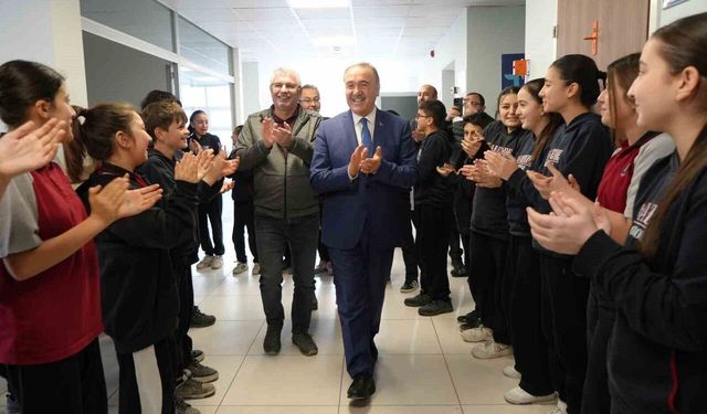 40 yıllık eğitimci alkışlarla emekliye uğurlandı