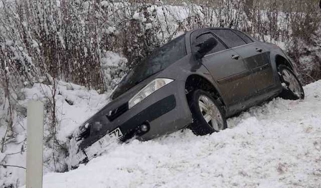 Kastamonu’da kaygan yolda otomobil yan yattı