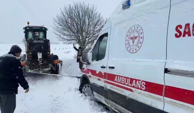 Karda mahsur kalan ambulansı iş makinesiyle çekerek hastaya ulaştırdılar