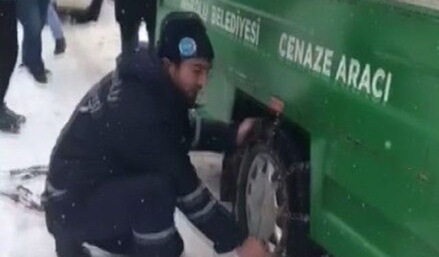 Karda mahsur kalan cenaze aracı için seferber oldular