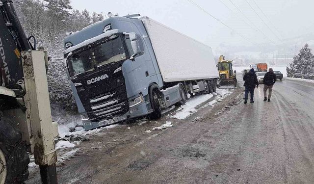 Karlı yolda, tır şarampole devrildi