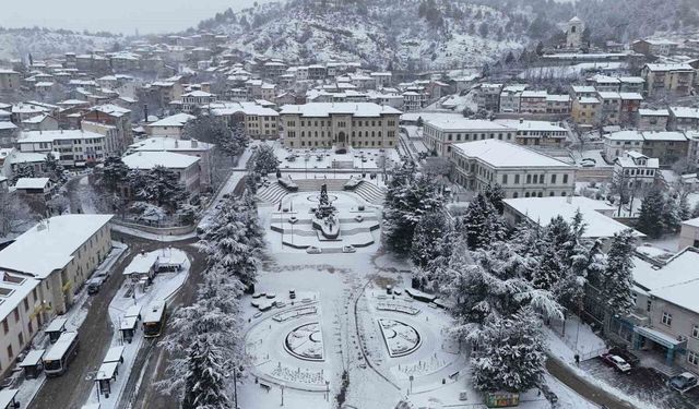Kastamonu’da kar yağışı kent merkezini beyaza bürüdü