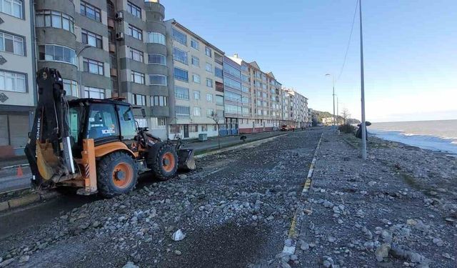 Kastamonu'da dev dalgalar sahillere zarar verdi
