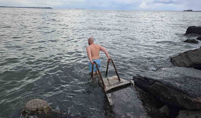 Ereğli’de kar yağışına rağmen denize girdi